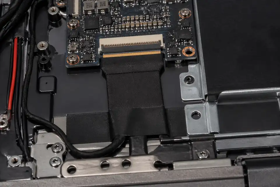 40-pin eDP path inside a high-resolution laptop display system