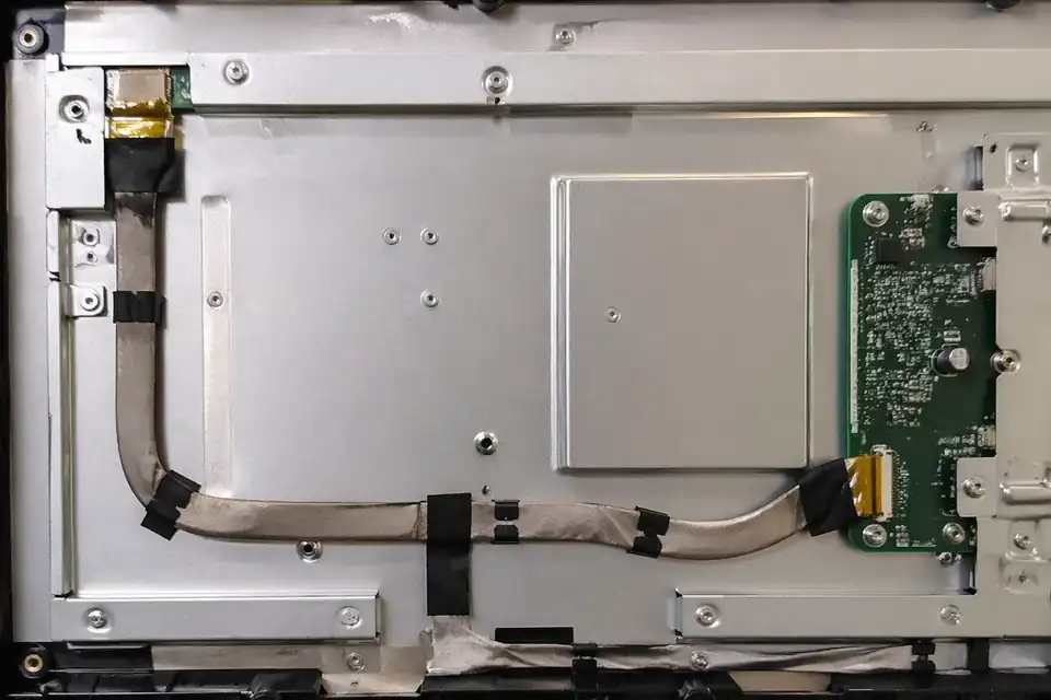 eDP route inside an embedded industrial display module with longer internal path
