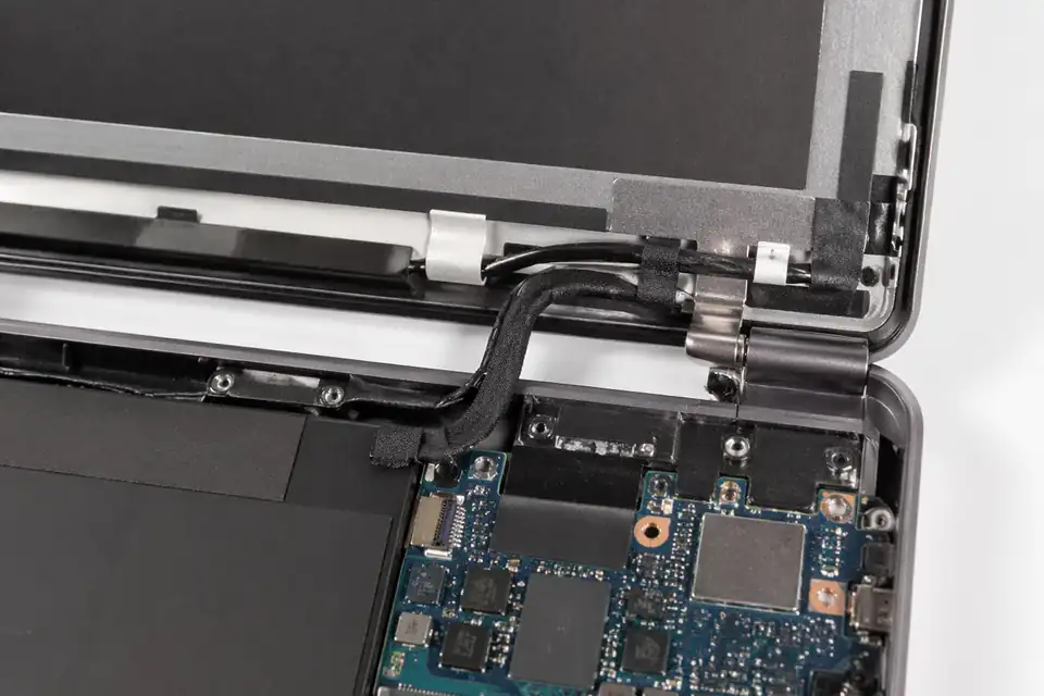 eDP route inside a 2-in-1 laptop with flip-structure cable allowance