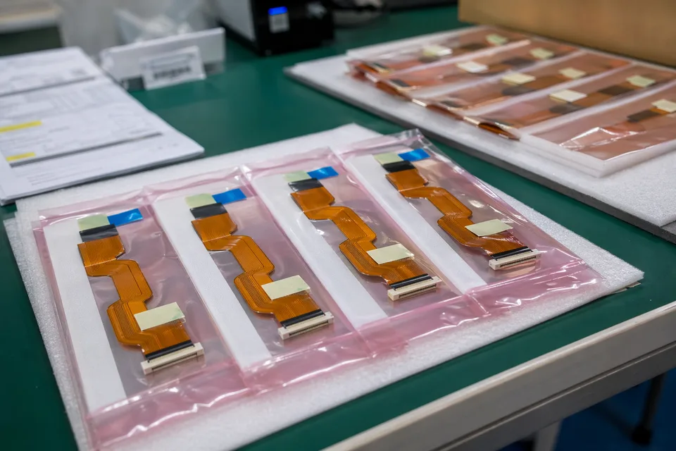 FFC and FPC assemblies packed flat in anti-static sleeves with connector protection