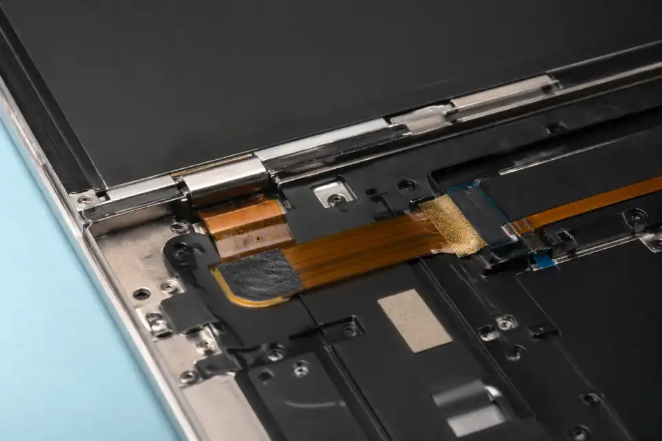 FFC and FPC assembly routed through a laptop hinge path