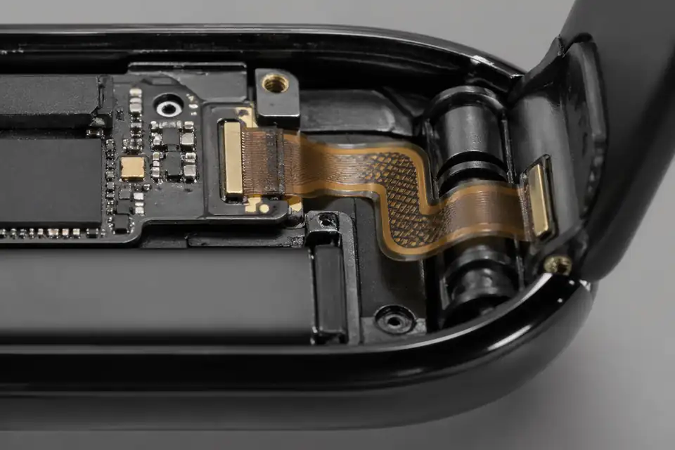 Fine-pitch FFC and FPC assembly inside a wearable device