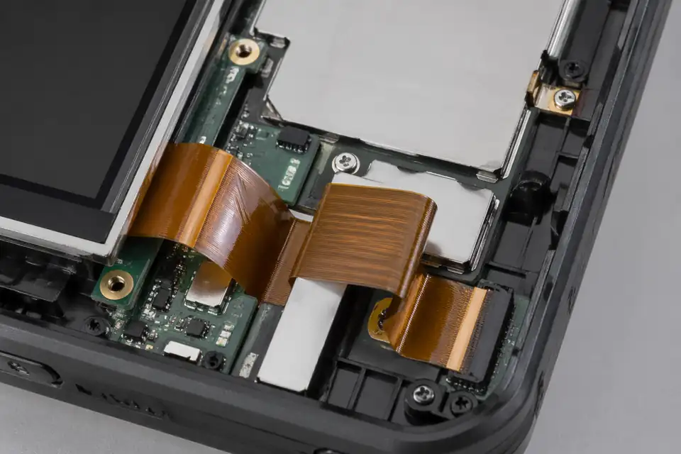 Folded-routing FFC and FPC assembly inside a portable terminal