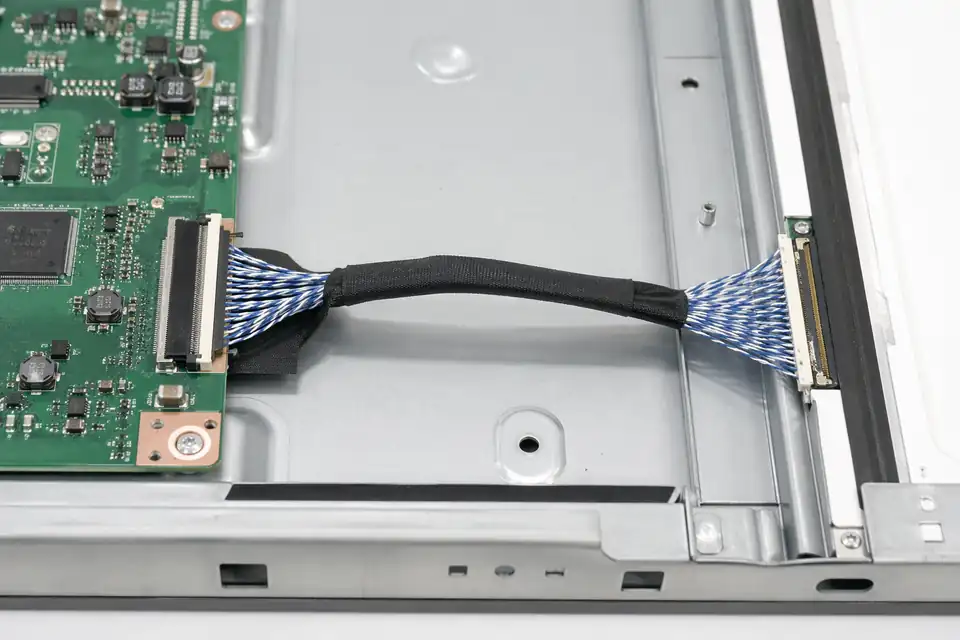 Board-to-panel LVDS connection inside a compact display module