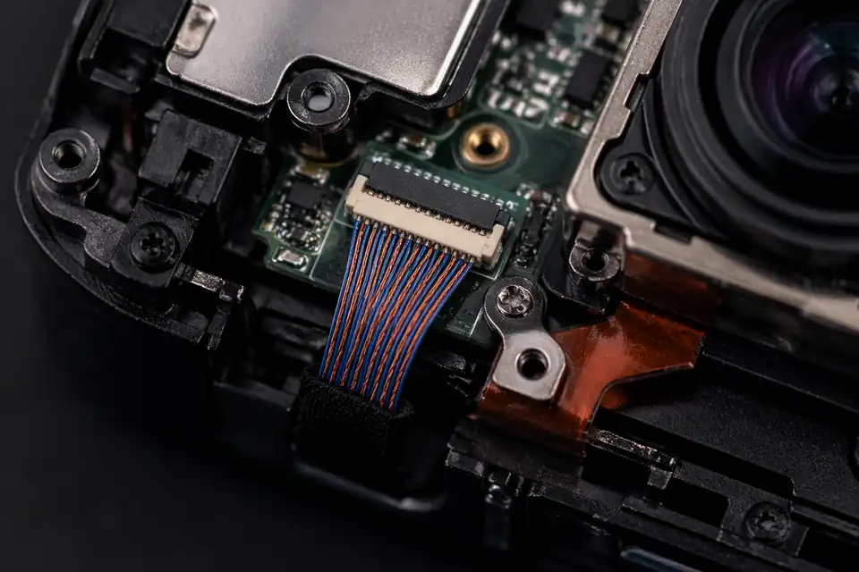 0.25mm-pitch micro-coaxial interconnect inside a compact camera or imaging module