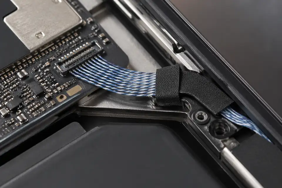 0.25mm-pitch micro-coaxial interconnect inside a thin portable electronics device