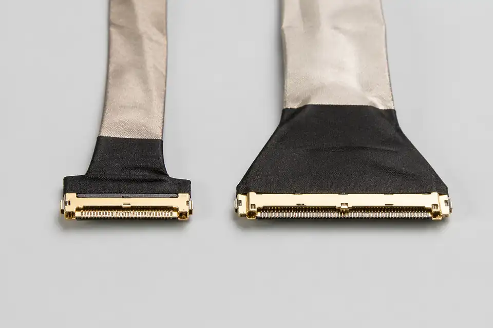 30-pin and 40-pin eDP assembly comparison with clear connector and cable differences